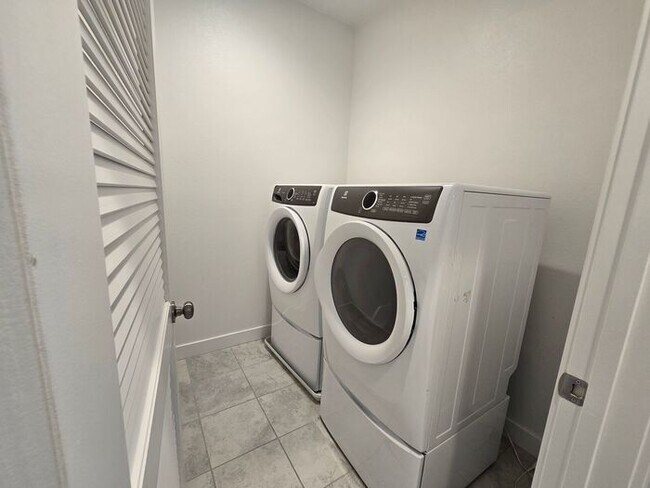 Building Photo - Modern Oceanside Home with Spacious Layout in a Desirable Community