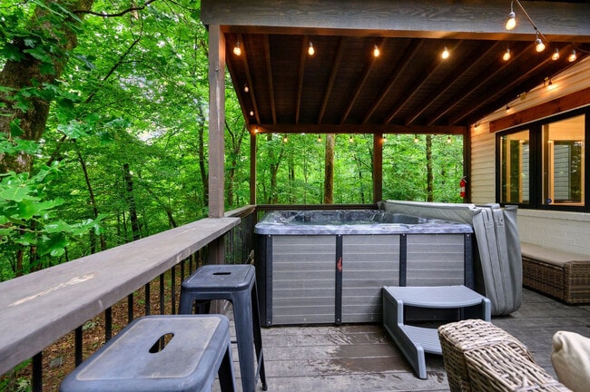 Building Photo - 47 White Pne Rd