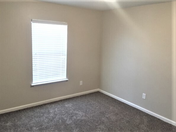 Building Photo - 304 N Hidden Tree Dr