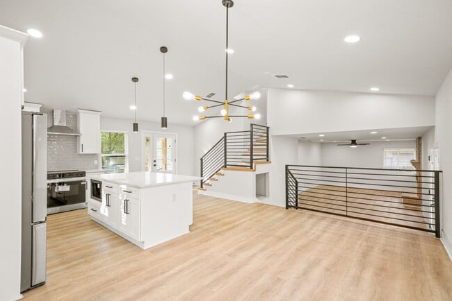 Building Photo - BEAUTIFUL HOUSE FOR RENT NEAR 1604 W/ GUIL...