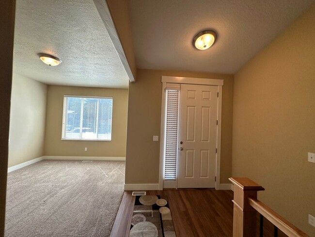 Building Photo - Orem Townhome - Hillcrest Neighborhood