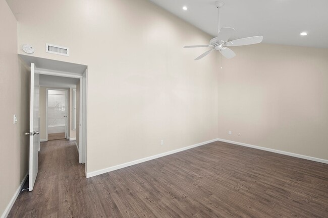 Building Photo - Spacious 4-Bedroom 2.5-Bathroom Townhome 50% Off 1st Month!