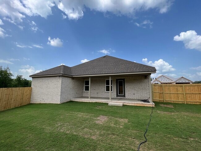 Building Photo - FIRST MONTH'S RENT FREE!