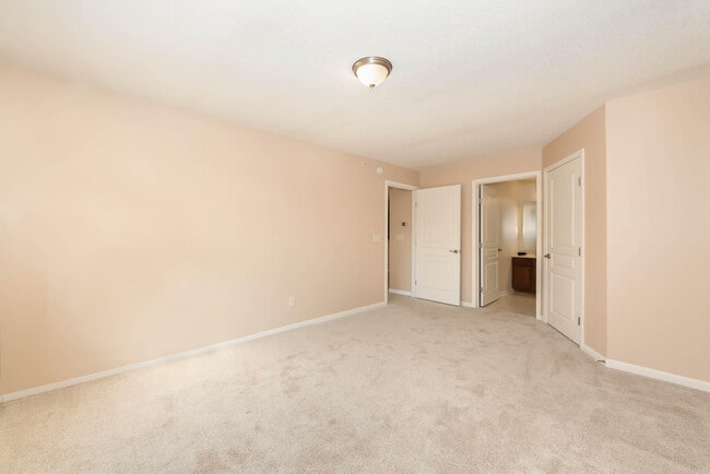 Building Photo - 2215 Rolling Hills Dr