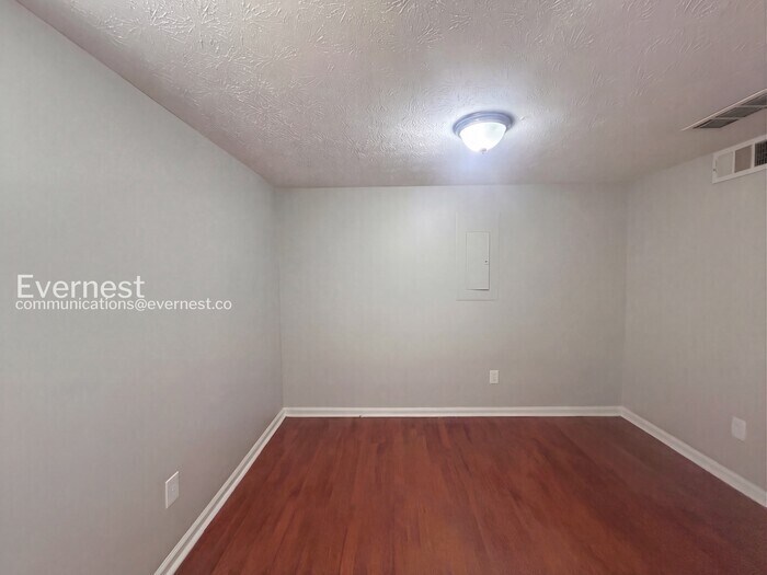 Building Photo - 710 Timbergrove Dr SW