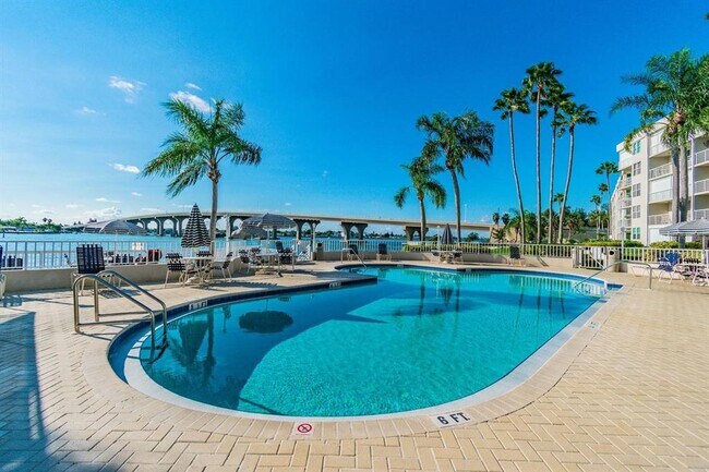 Building Photo - 5701 Bahia Del Mar Cir N