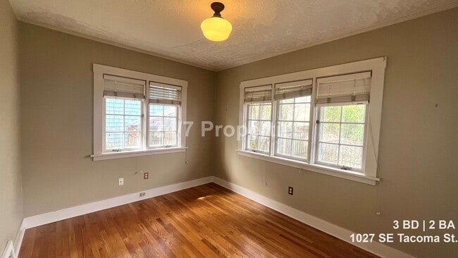 Building Photo - Light-Filled 3 BD | 2 BA Home in the Heart of Sellwood!