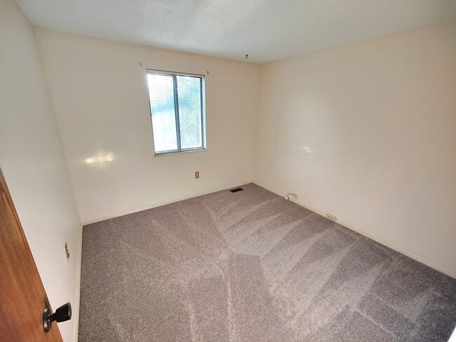 Building Photo - *Spacious & Conveniently Located 3BD/2.5BA Townhouse Available in Bethel Park*