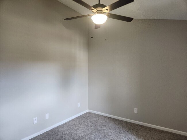 Building Photo - Completely Renovated in 2023 Second Level Condo