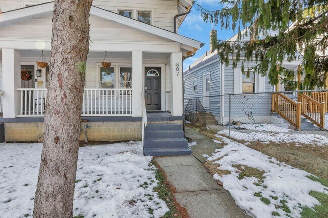 Building Photo - 807-809 E Deshler Ave