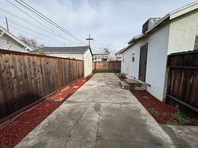 Building Photo - Park 311-319