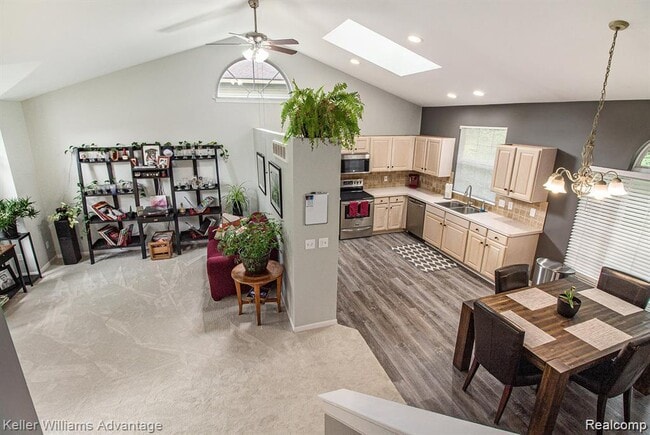 Building Photo - 130 Lakeshore Pointe Dr