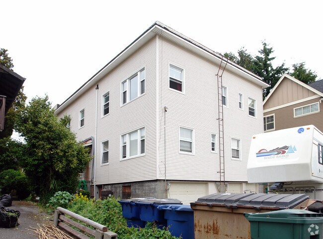 Building Photo - Bayview Apartments