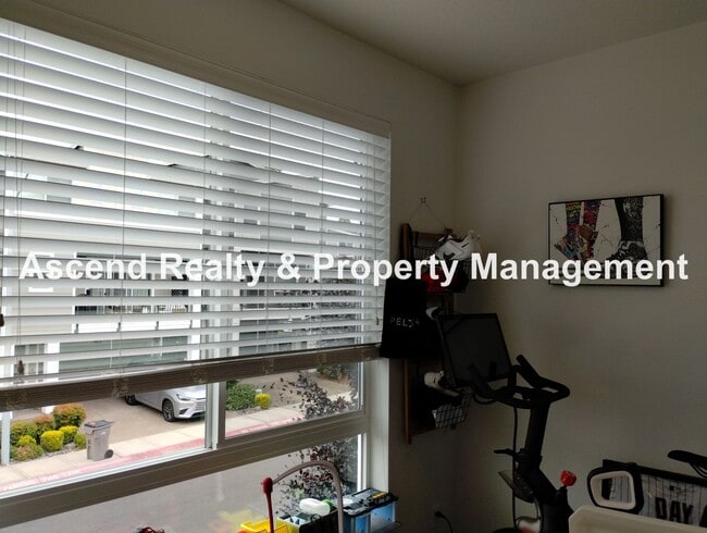 Building Photo - Like New 4 Bed Beauty Full Bed & Bath on M...