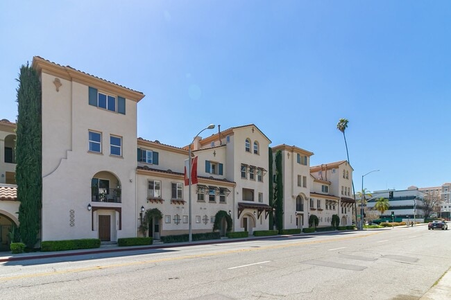 Building Photo - Multi-level Spanish Mission Style 3 Bed 2.5 Bath in Pasadena!