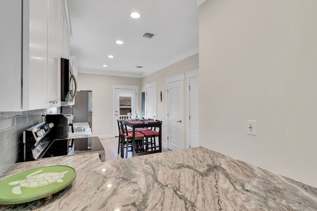 Building Photo - Charming Caribbean Cottage - Downtown Brad...