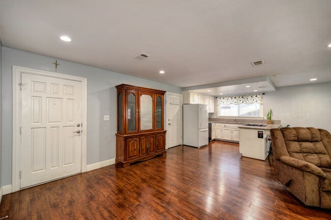 Building Photo - 8216 Baymore Way