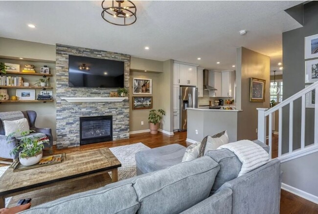 Building Photo - Rare NE Minneapolis Townhome with 2 Stall Garage + Soaking Tub