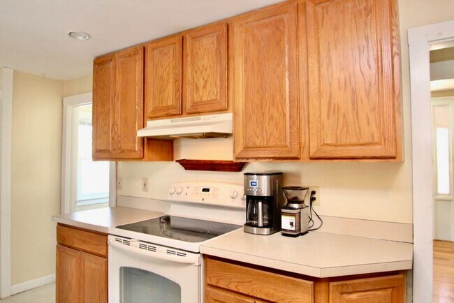 Building Photo - Spacious Renovated Colonial on The Lebanon...