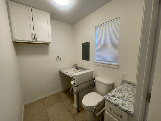 Building Photo - Country Feel In The City! A Must See!