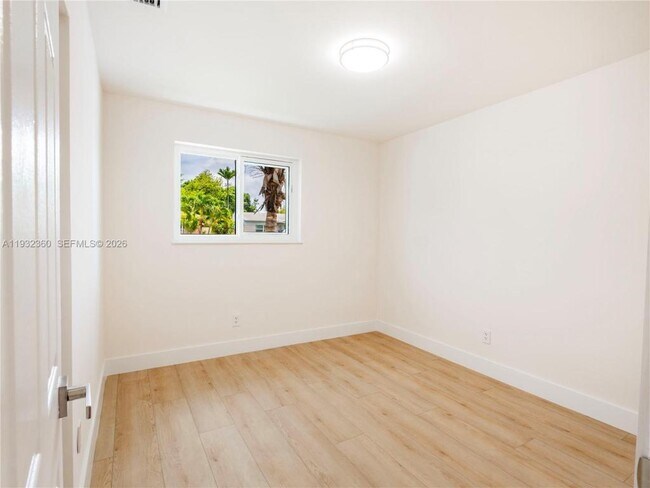 Building Photo - 254 SW 4th St