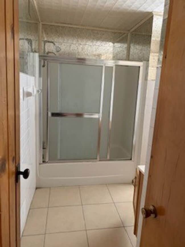 Building Photo - Large 3 BR 2 BA house w beautiful woodwork...