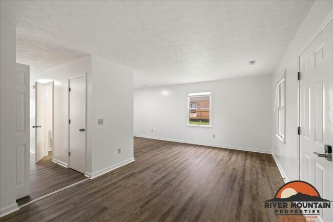 Building Photo - Recently Updated Home Near Virginia Tech