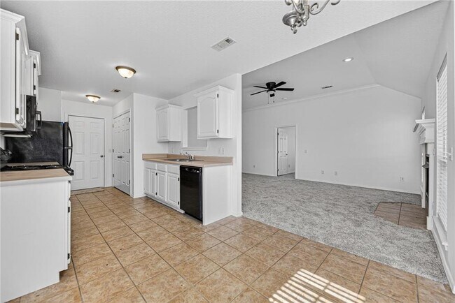 Building Photo - 1562 Hutchinson St