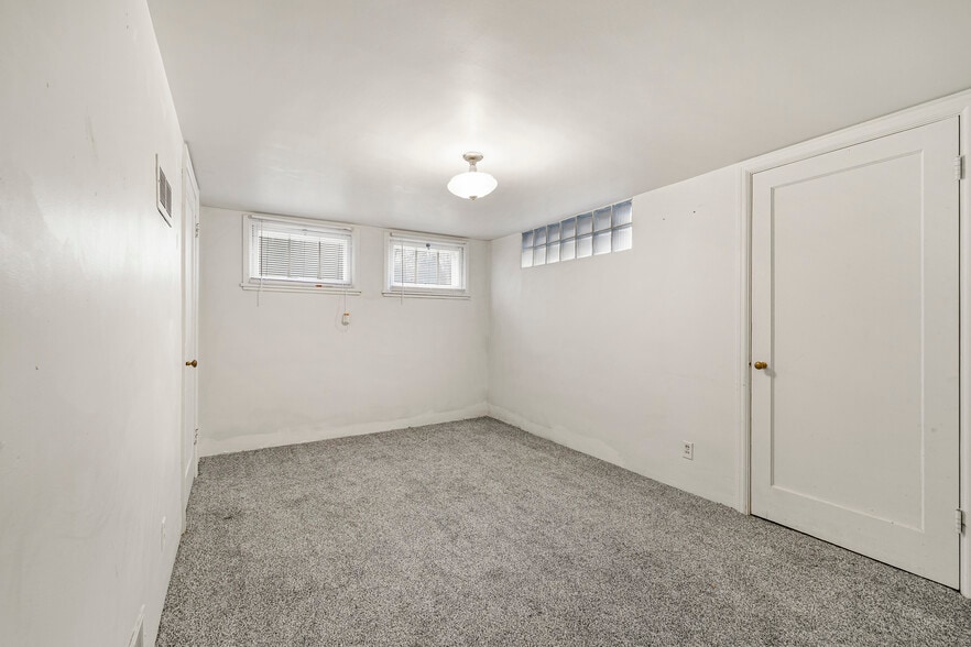 Building Photo - 225 E 2nd S