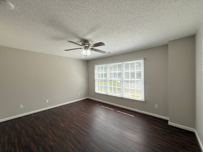 Building Photo - 815 Meadowstone Dr