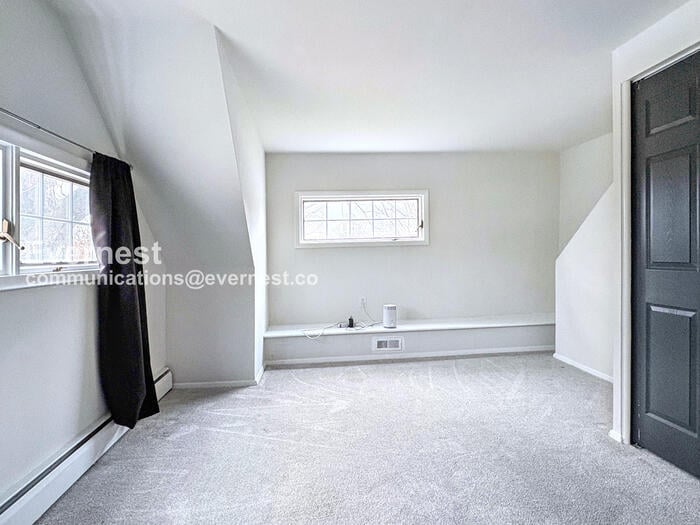 Building Photo - 9 Country Club Dr