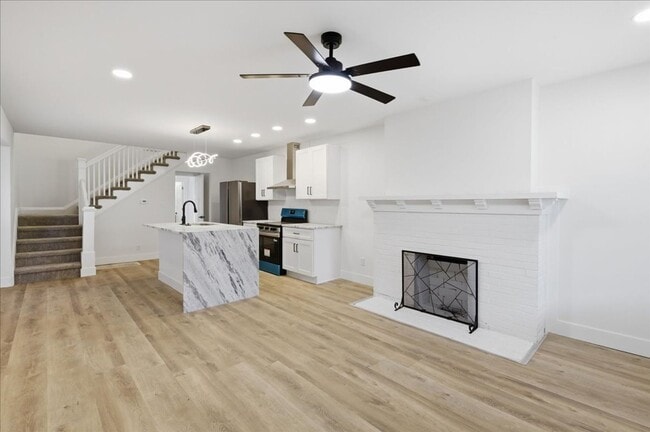 Building Photo - 1036 N Parker Ave