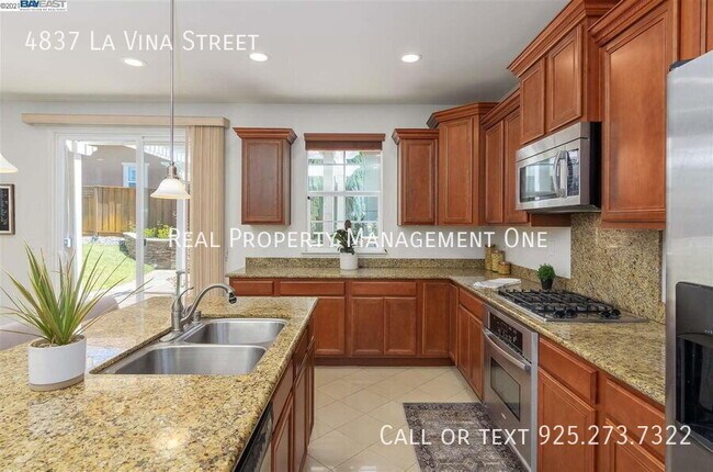 Building Photo - 4837 La Vina St
