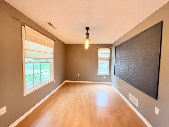 Building Photo - Beautiful 3 bed 2 bath home in Bloomington!