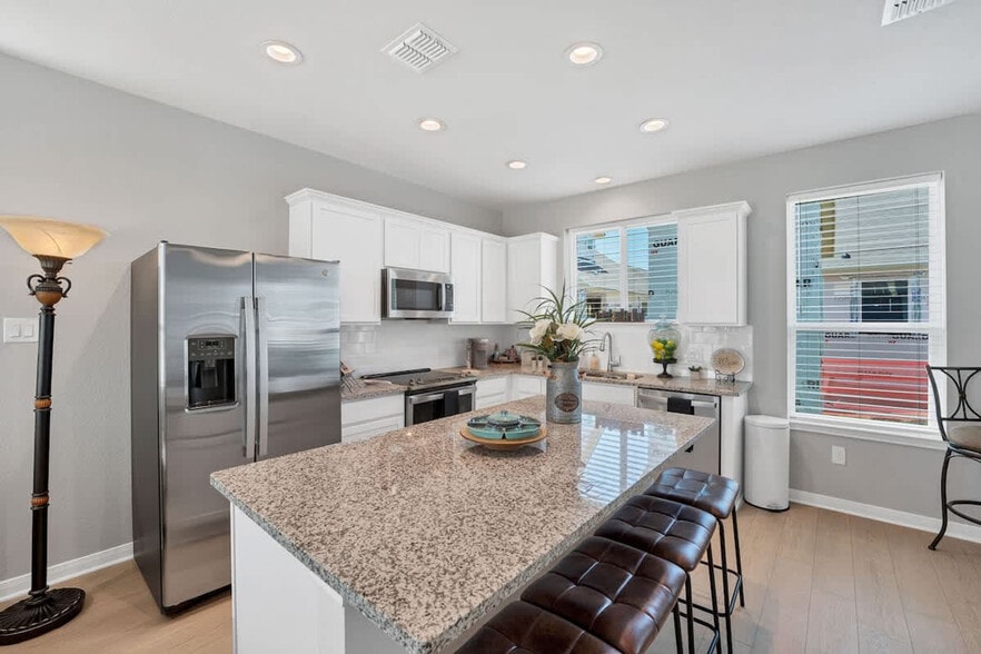 Building Photo - 2147 Hofstaat-SI ID1351223P