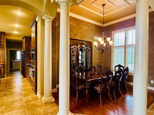 Building Photo - {9003} Wilshire Farms Reverse 1.5 Story Ho...