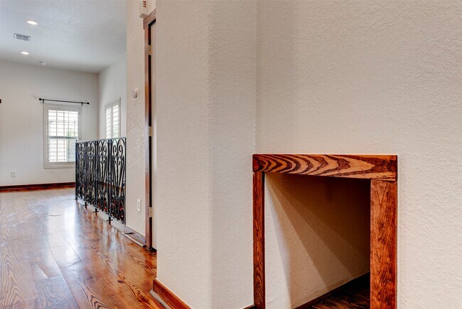 Building Photo - 1426 W 21st St