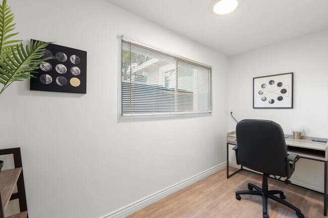 Building Photo - 5747 N 48th Ln