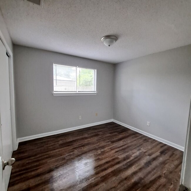 Building Photo - This 2BR/1BA includes a nice-sized living area, an ample kitchen, a fenced-in