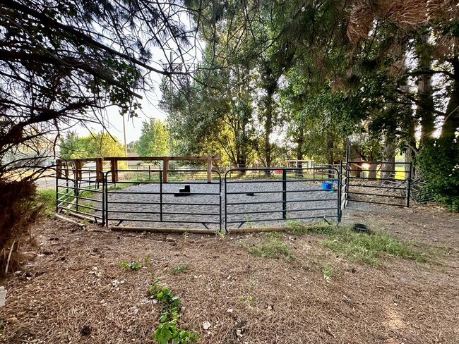 Round Pen - 4239 E 400 N