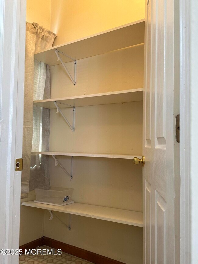 Building Photo - 213 Park Pl Ave