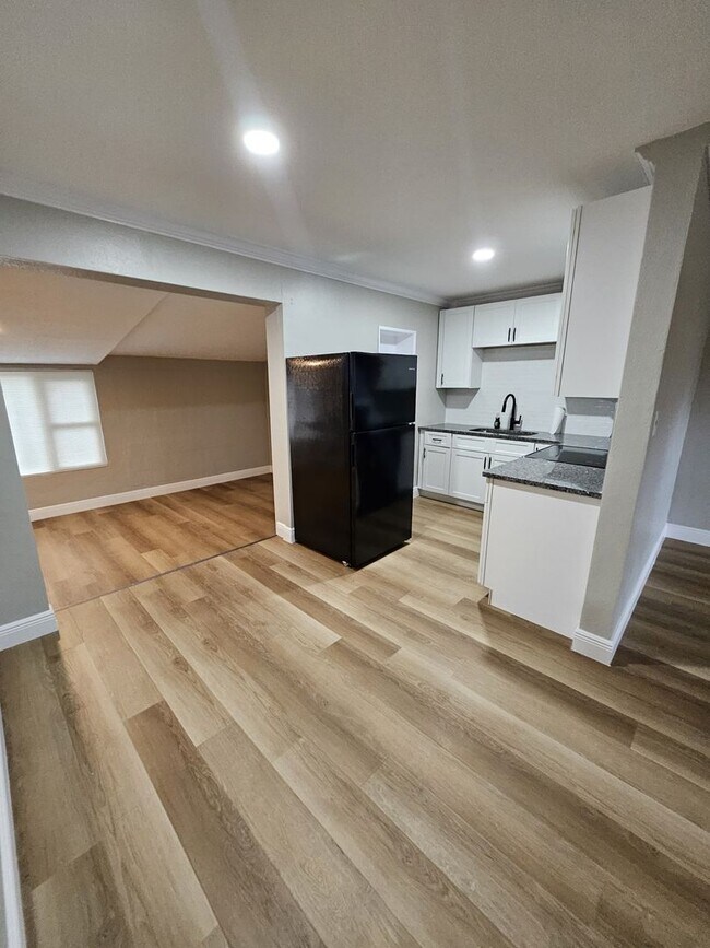 Building Photo - FOR RENT!!! SIMPLY STUNNING  3 BEDROOM 2 B...