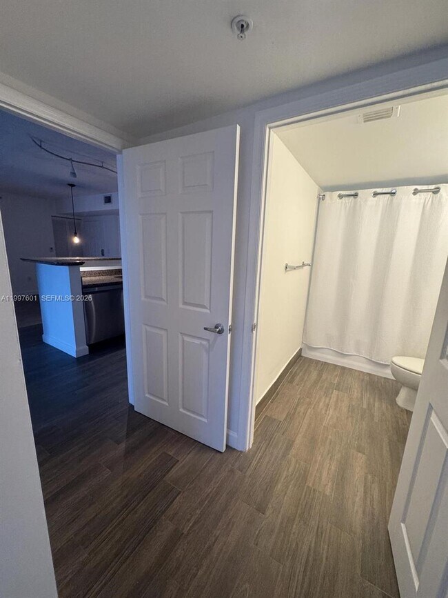 Building Photo - 1155 Brickell Bay Dr