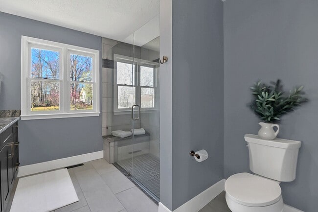 Building Photo - Immaculate, fully furnished property with lake views. Available for 6 to 12 month lease