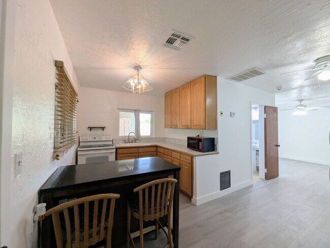 Building Photo - 2443 E Earll Dr