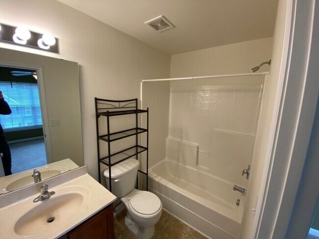 Building Photo - Lovely townhouse in fantastic Durham locat...