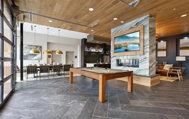 Building Photo - 1052 Fraser St