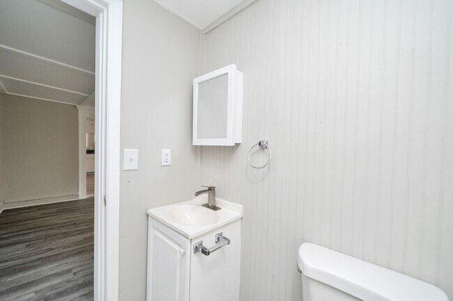 Building Photo - 233 Alder Ave