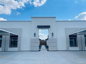 Building Photo - 10 Sugar Gdn Dr