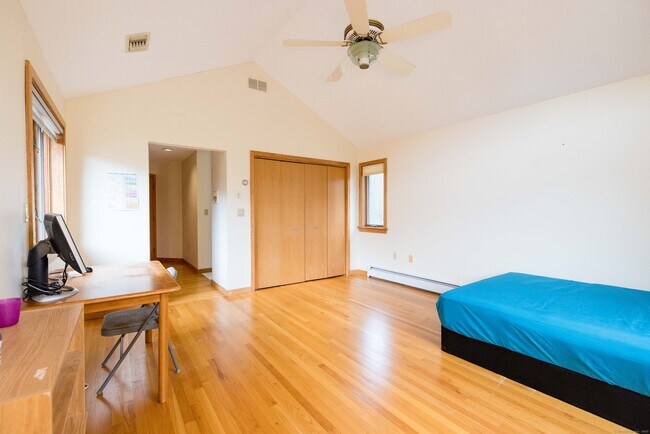 Building Photo - 18 Clifford Ave